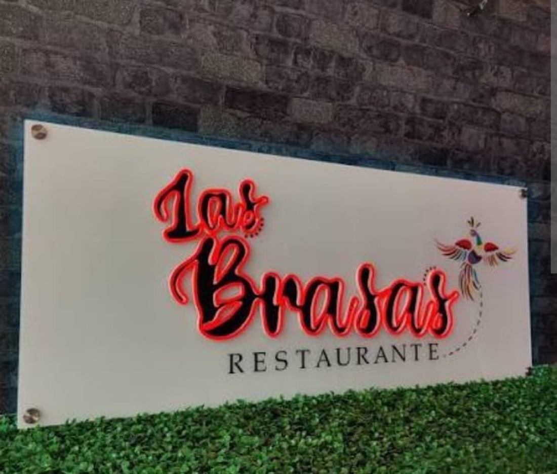Las Brasas Restaurante - Panel PVC + letras corpóreas