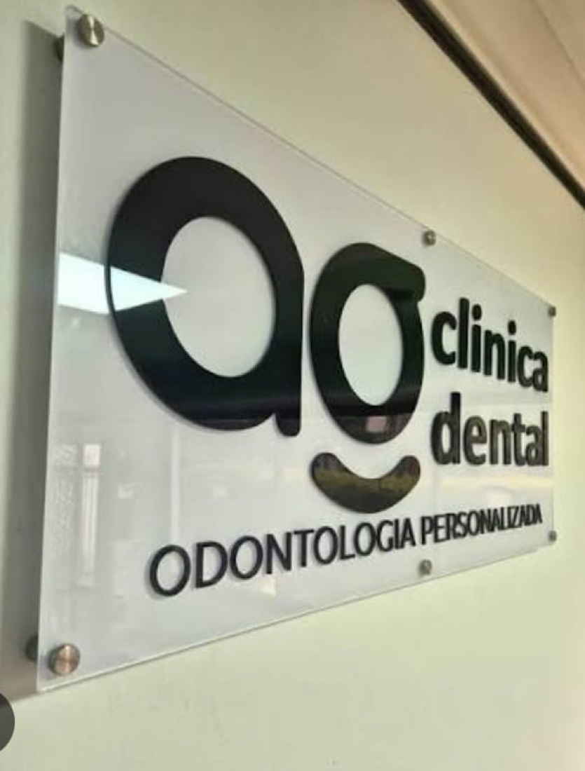 OG Clínica Dental - Señalética acrílica