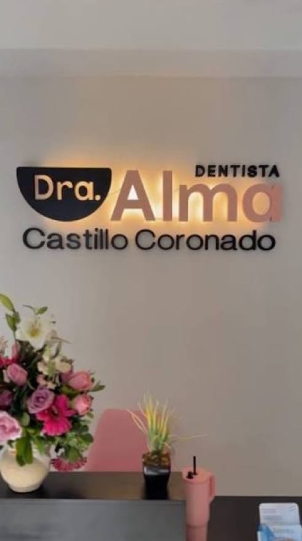 Dra. Alma Castillo - Letras con halo LED