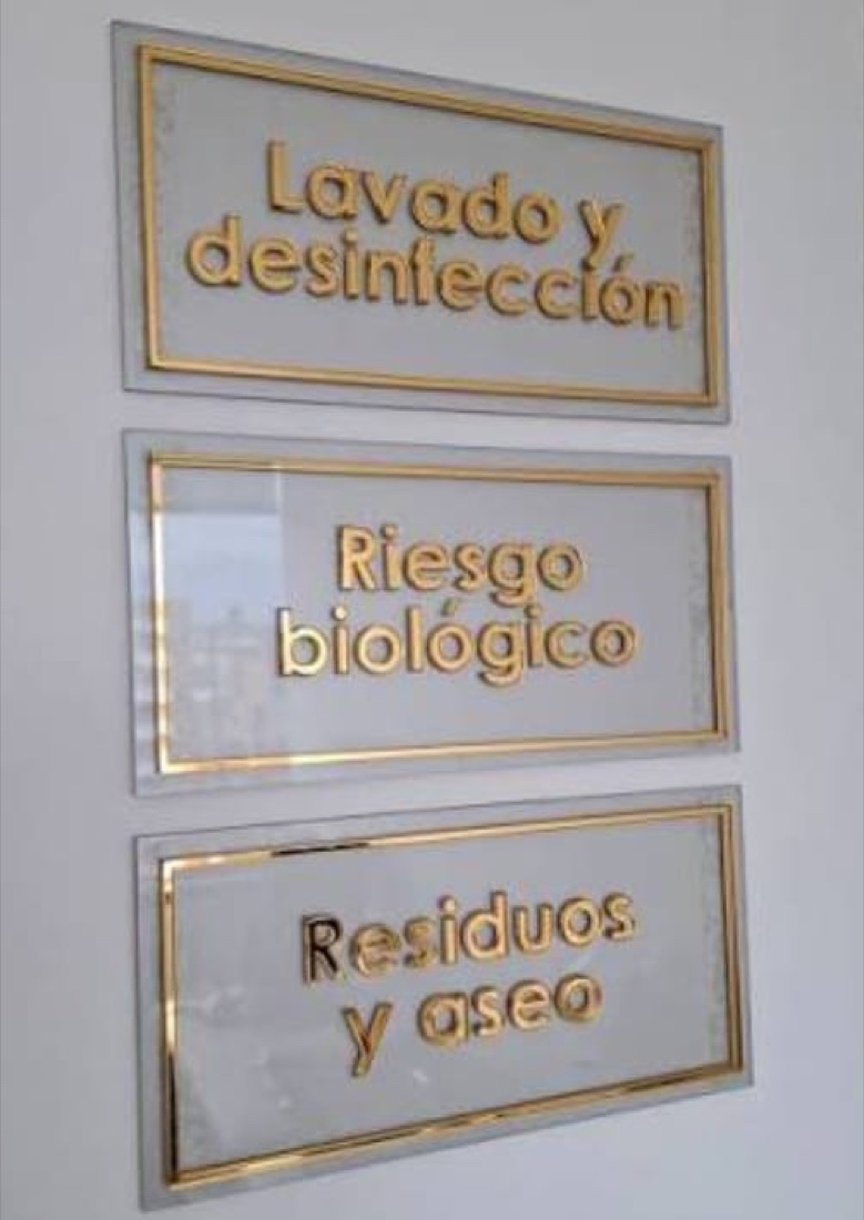 Placas de bioseguridad - Señalética acrílica dorada