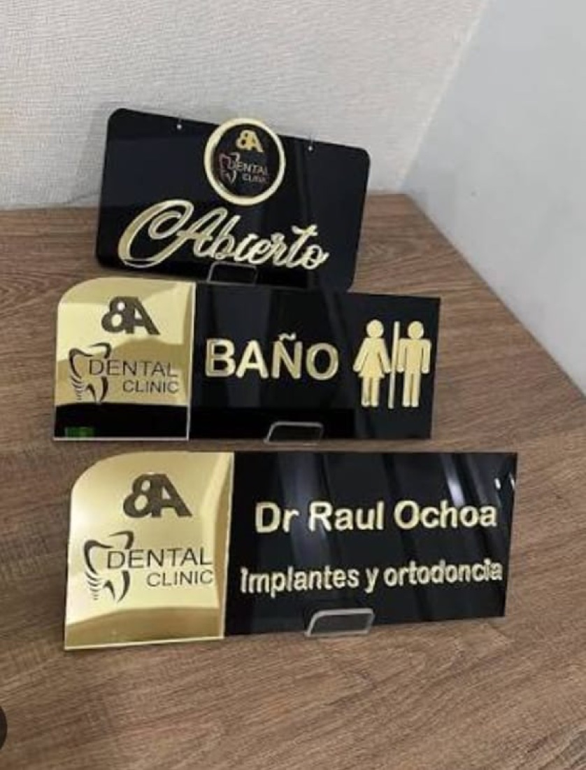 Dental Clinic - placas - Señalética acrílica premium