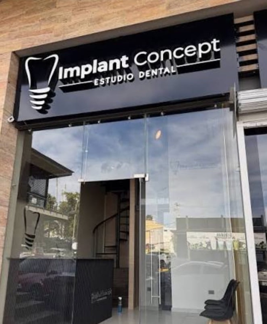 Implant Concept - Fachada iluminada